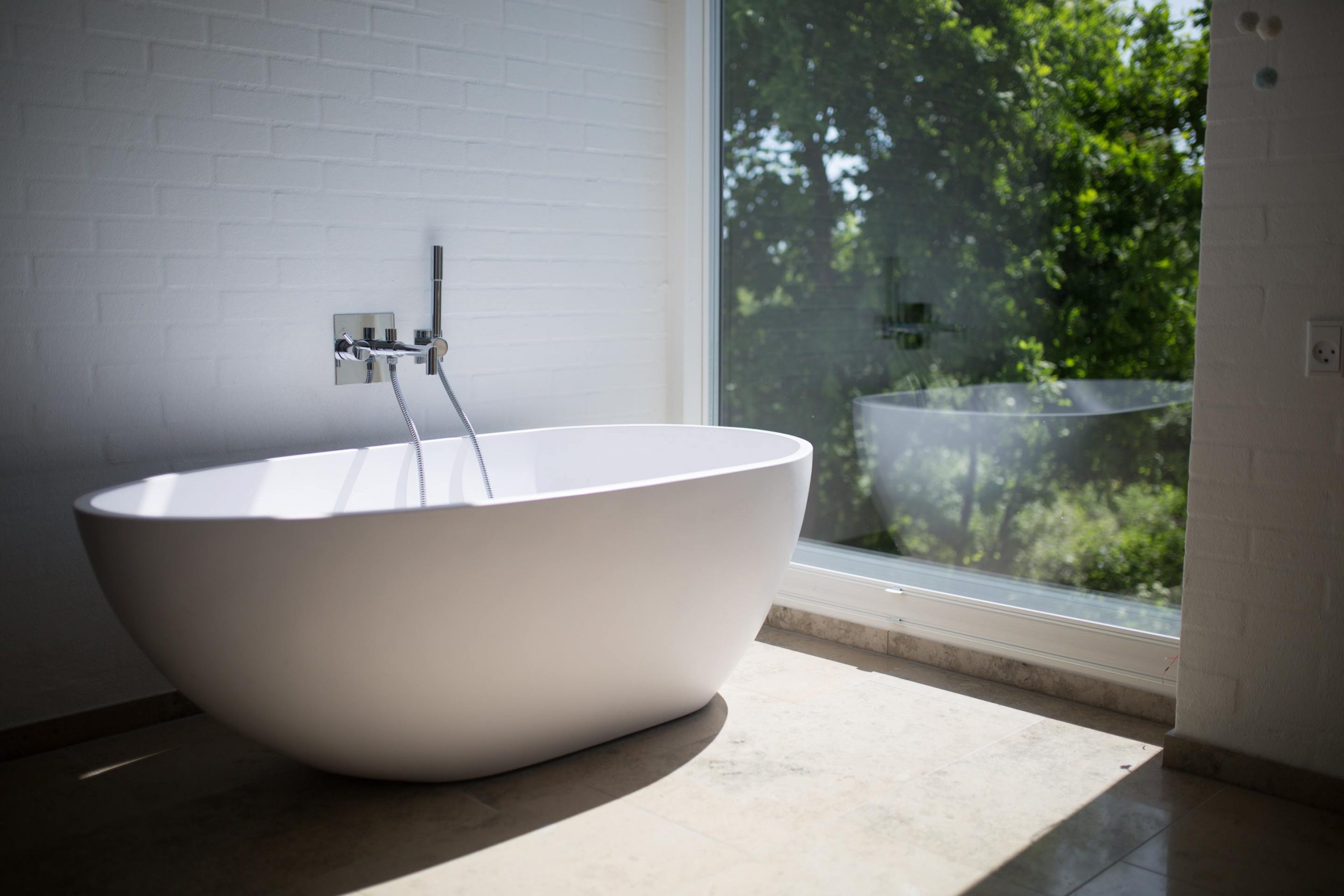 Image of a bath tub by a window